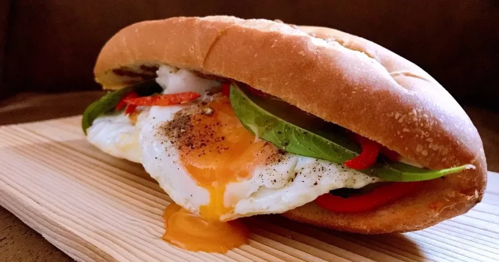 Bánh Mì Trứng Ốp La/Chiên Kèm Rau Xanh - Cân Bằng Dinh Dưỡng