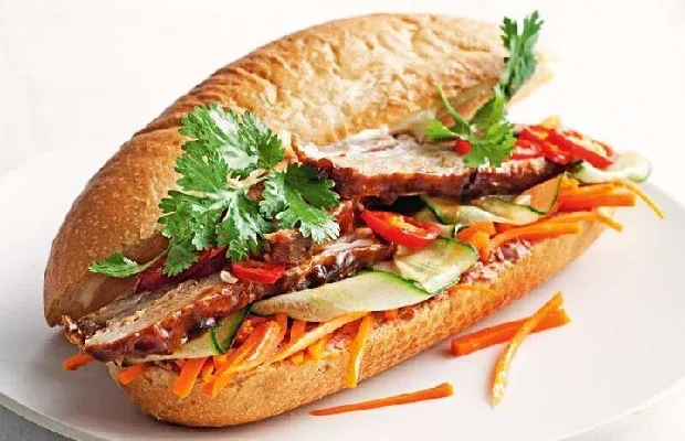 Bánh Mì Kẹp Thịt Gà Xé - Bổ Sung Protein Nhanh Chóng