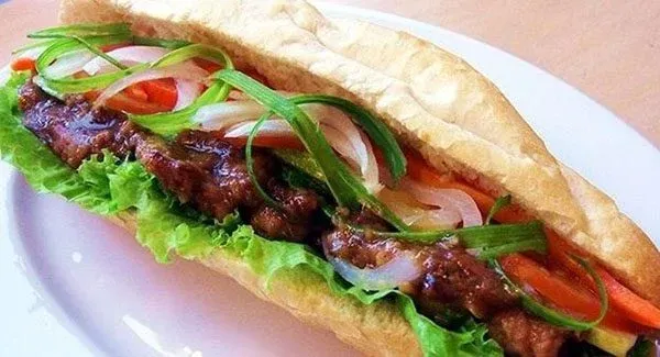 Bánh Mì Kẹp Chả Lụa, Trứng, Pate - Lựa Chọn "Cổ Điển" Mà Vẫn Hấp Dẫn